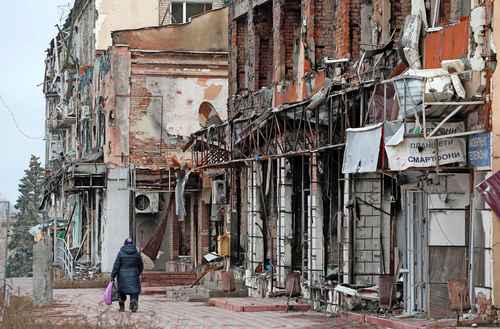 Estragos de la guerra en edificios habitacionales de la localidad de Izium en Járkov, Ucrania.