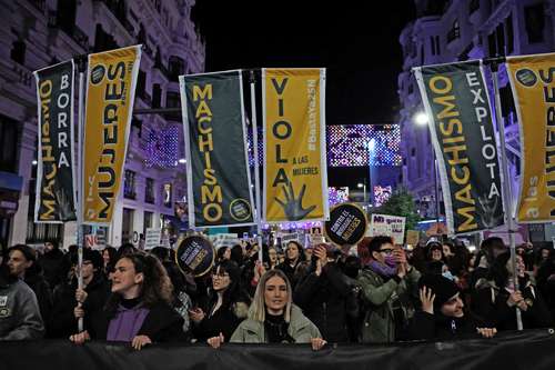 Feministas se movilizaron en Madrid en demanda de equidad y contra la violencia de género.