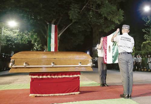 Altos mandos del Ejército Mexicano y de la Guardia Nacional encabezaron la guardia de honor en memoria del comisario José Silvestre Urzúa, en el velatorio del Campo Militar número 1 en la Ciudad de México. El general fue víctima de una emboscada en Pinos, Zacatecas.