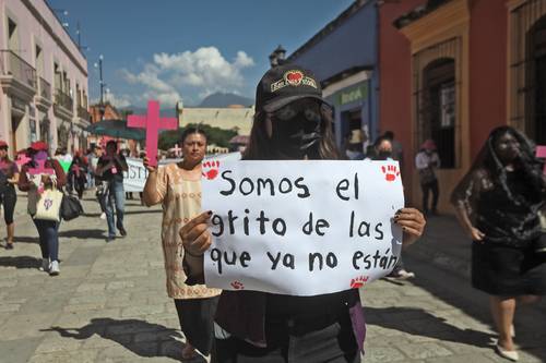 Integrantes de colectivos de defensa de los derechos de las mujeres marcharon ayer por calles del centro histórico de la capital de Oaxaca, para exigir al gobernador electo Salomón Jara Cruz, instaurar políticas para eliminar la violencia de género.