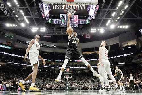 El griego Giannis Antetokounmpo, estrella de los Bucks de Milwaukee, encesta durante el partido de ayer contra los Cavaliers de Cleveland.