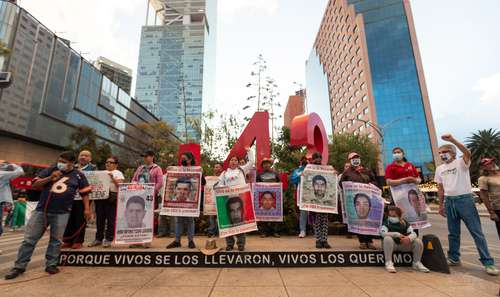 Como cada mes, los padres de los alumnos desaparecidos realizaron una marcha. Ayer hicieron una parada en el antimonumento +43.