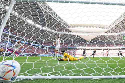 Aymen Dahmen, guardameta de Túnez, nada pudo hacer para detener el remate de Mitchell Duke, que le dio la victoria 1-0 a los Socceroos.
