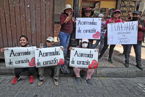 Un breve descanso luego de marchar por Paseo de la Reforma al Zócalo, sobre 5 de Mayo.