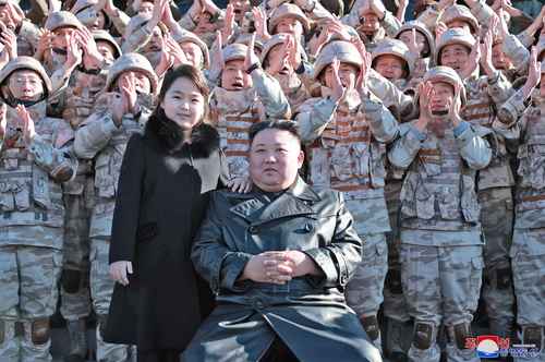En imagen sin fecha, proporcionada ayer por el gobierno de Corea del Norte, el líder Kim Jong-un, y su hija posan rodeados de soldados que contribuyeron a la prueba de fuego del nuevo misil balístico intercontinental Hwasong 17 que recibieron un ascenso. La niña del gobernante tuvo su segunda aparición pública en menos de dos semanas.