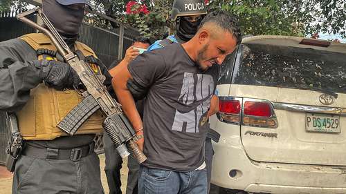 La presidenta hondureña, Xiomara Castro, declaró “la guerra” a los grupos criminales y parte de su estrategia es evitar el ingreso a su territorio de pandillas de países vecinos. En la imagen, de hace unos días, detención de un miembro de la Mara Salvatrucha MS-13, en San Pedro Sula.