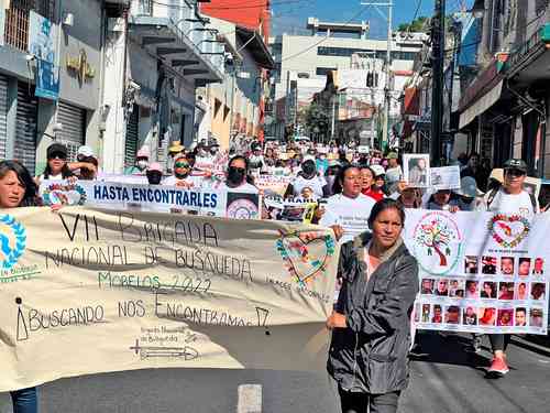 Madres buscadoras de Morelos y de otros estados marcharon ayer del zócalo de Cuernavaca a la plaza de armas, frente al palacio de gobierno, para exigir a las autoridades que se frene la violencia y se ponga un alto a la desaparición de personas.