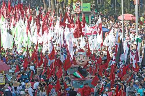  Aspecto de la multitudinaria marcha que partió en punto de las 9 de la mañana del Ángel hacia la Plaza de la Constitución. Foto Alfredo Domínguez