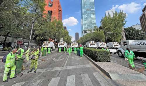 Al término de la marcha efectuada ayer del Ángel de la Independencia al Zócalo, un ejército de trabajadores de Limpia de la Ciudad de México se abocó a retirar del Paseo de la Reforma la basura que se generó durante la movilización.