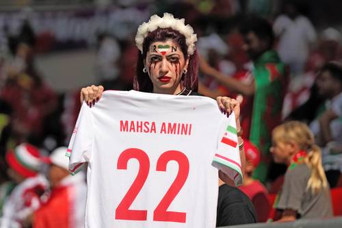 En el Mundial de Qatar no cesan protestas en memoria de Mahsa Amini, mujer de 22 años que murió bajo custodia policial iraní.