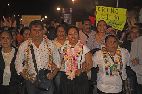 La maestra Yenny Aracely Pérez Martínez (al centro) encabezó una marcha hacia el kiosco de la plaza principal de la ciudad de Oaxaca, luego de ser elegida el domingo secretaria general de la Sección 22 de la Coordinadora Nacional de los Trabajadores de la Educación.