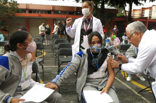 Durante la campaña nacional de vacunación contra el VPH, hace una semana en la secundaria diurna Francisco Zarco, en la alcaldía Venustiano Carranza.