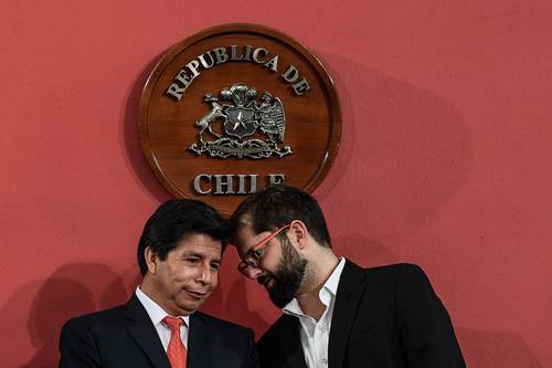 El presidente chileno, Gabriel Boric, recibió ayer en el Palacio de La Moneda a su par peruano, Pedro Castillo (a la izquierda), con motivo de la conmemoración de 200 años de relaciones diplomáticas bilaterales. Ambos gobernantes coincidieron en realizar la reunión suspendida de la Alianza del Pacífico en Perú, aunque no dieron a conocer una fecha. En la imagen, al presidir el cuarto Gabinete Binacional, en Santiago.