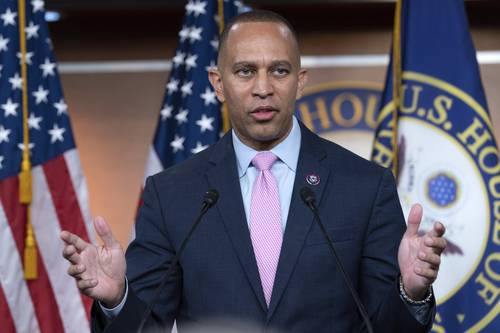 Los legisladores demócratas eligieron ayer al neoyorquino Hakeem Jeffries, de 52 años, presidente de su bancada en la Cámara de Representantes, quien sucederá a Nancy Pelosi y se convierte en el primer afroestadunidense que encabeza a uno de los partidos tradicionales en el Congreso. La bancada apostó por una nueva generación de líderes.