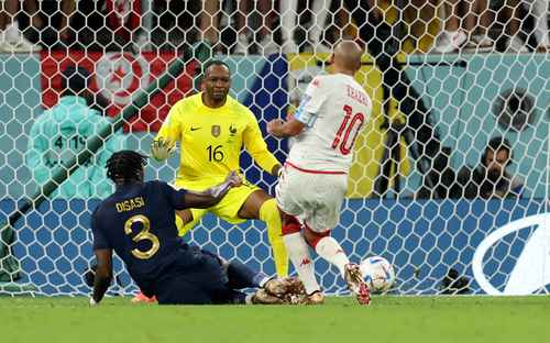 El tunecino Wahbi Khazri (10), ante la barrida de Axel Disasi, dispara y anota el único gol del partido frente al arquero galo Steve Mandanda.