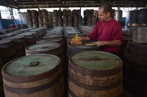 Durante más de 155 años, ocho generaciones de maestros han acumulado conocimiento sobre la bebida cubana.