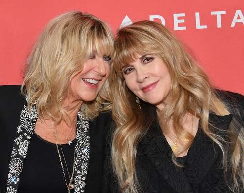 McVie (izquierda) con Stevie Nicks, durante un homenaje a la agrupación en Radio City Hall de Nueva York en 2018. No se han dado a conocer las causas del deceso de la artista británica.