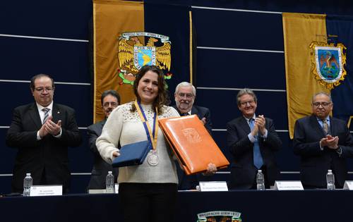 Enrique Graue Wiechers, rector de la UNAM, entregó el Reconocimiento Alfonso García Robles 2022 para Labores Destacadas a Favor de las Personas Migrantes. En la imagen, Alethia Fernández, del Instituto para las Mujeres en la Migración.