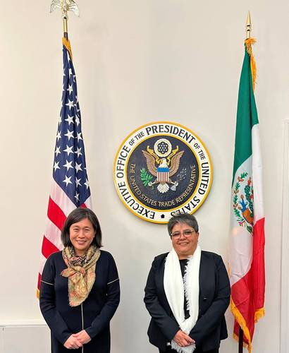 Raquel Buenrostro Sánchez –derecha–, titular de la Secretaría de Economía, y Katherine Tai, representante comercial de Estados Unidos después de una reunión de trabajo en Washington.