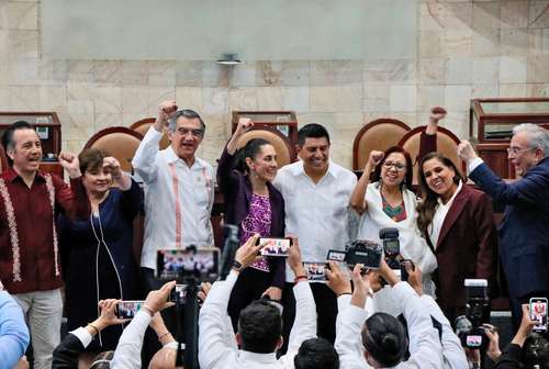 El morenista Salomón Jara (quinto de izquierda a derecha) rindió protesta ayer como gobernador de Oaxaca ante el Congreso estatal. Lo acompañaron los mandatarios de Veracruz, Cuitláhuac García (primero) y Tamaulipas, Américo Villarreal (tercero); la jefa de Gobierno de la Ciudad de México, Claudia Sheinbaum (cuarta); la secretaria de Educación Pública, Leticia Ramírez (sexta), así como los Ejecutivos de Quintana Roo, Mara Lezama (séptima), y de Sinaloa, Rubén Rocha (octavo).