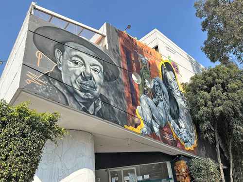 Uno de los siete murales que ordenó borrar la alcaldía Álvaro Obregón en el Foro de la Juventud.