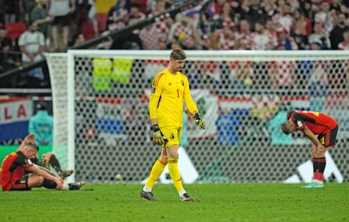 El portero belga Thibaut Courtois y sus compañeros, terceros en Rusia 2018, abandonaron cabizbajos la cancha del estadio Ahmad Bin Ali.