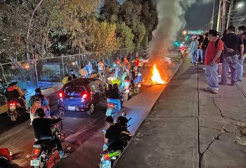 Por la noche los vecinos mantenían encendidas varias barricadas que impedían la entrada al poblado.