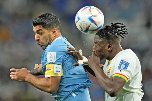Luis Suárez, quien disputa el balón al ghanés Mohammed Salisu, jugó 65 minutos en lo que fue su último Mundial, ayer en Qatar. n Foto Ap
