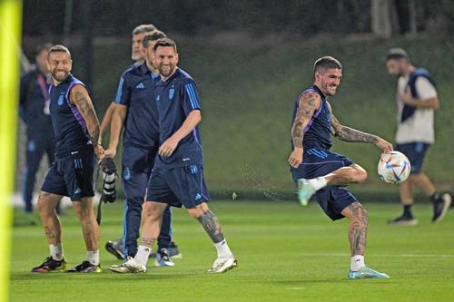 Buen ambiente se respira en la Albiceleste, como lo demuestran en el entrenamiento los sonrientes Alejandro Gómez, Lionel Messi y Rodrigo de Paul, quien hace gala de su técnica con el balón.