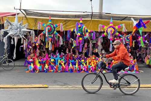 En el mercado de Jamaica crece la oferta de productos de fin de años.