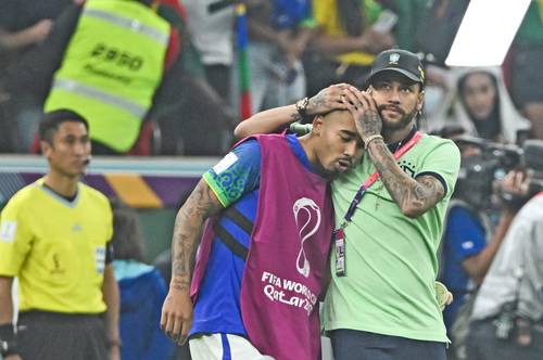 Neymar (derecha) consuela a Gabriel Jesus, quien se lesionó el viernes y no jugará en el duelo contra Corea del Sur.