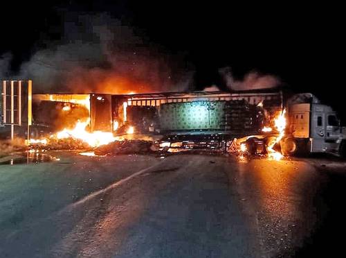 Presuntos criminales bloquearon al menos cinco tramos de autopistas federales cercanas a la ciudad de Zacatecas con vehículos que robaron y después incendiaron. Personas afectadas tomaron fotos y videos de los incidentes, que posteriormente publicaron en redes sociales.