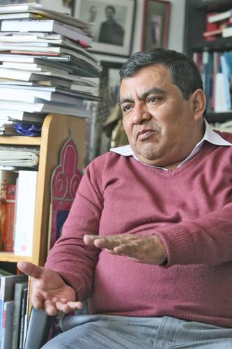 “Se acepta que tienen una cosmovisión, pero se sabe muy poco cuál es”, considera el autor de El pensamiento indígena contemporáneo, coeditado por el Colsan y las universidades de Guadalajara y Gandhi, de India. A la derecha, el autor en un entrevista de 2015.