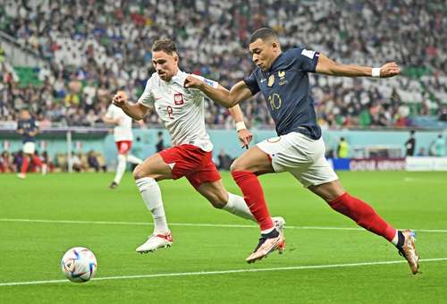 El polaco Matty Cash se esforzó para no perder la marca sobre Kylian Mbappé en el partido de octavos de final, quien pese a todo logró hacer un doblete. “Me quemó las piernas. Es el ser humano más rápido que haya visto”.