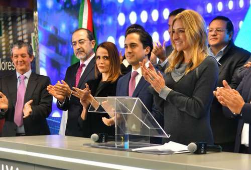 Jorge Mendoza, director de Banobras (centro), con la directora genaral de Biva, María Ariza.