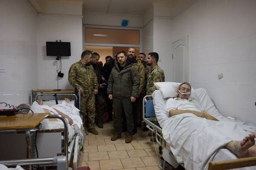  El presidente de Ucrania, Volodymir Zelensky (al centro) visitó ayer a los soldados heridos en la guerra con Rusia, durante una breve estancia en Járkov. Foto Afp