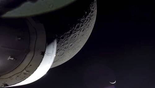 La nave transmitió fotografías en primer plano del satélite y la Tierra el lunes. Retornará al planeta el domingo, después de un vuelo de prueba de tres semanas.