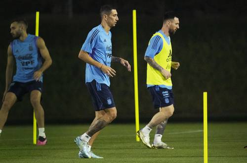 Ángel di María (centro) superó una molestia muscular y entrenó al parejo del equipo. En tanto, Leo sigue siendo la pieza clave de la Albiceleste en busca de la Copa del Mundo.