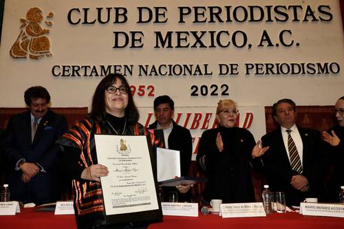  Durante el aniversario 70 del galardón que otorga el Club de Periodistas de México, Mónica Mateos con su reconocimiento Foto Roberto García Ortiz