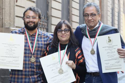  Además de la también escritora Mónica Mateos, fueron reconocidos dos colaboradores de La Jornada, el caricaturista de la sección en línea Jorge González Aldana Jerge (a la izquierda), y el articulista Javier Aranda Luna. Foto Roberto García Ortiz