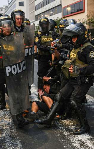 En distintos puntos de Lima, agentes se enfrentaron con simpatizantes del ex presidente Pedro Castillo.