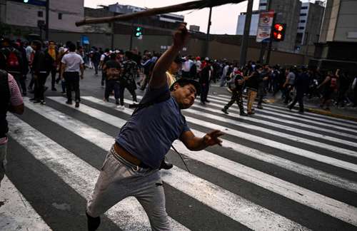 Pese a ser un día feriado religioso, en varios puntos de Lima se concentran decenas de partidarios de Pedro Castillo. Ocurrieron algunos enfrentamientos con las fuerzas del orden.