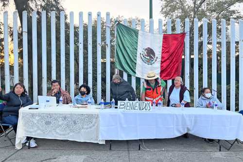  Aspecto de la mesa de diálogo que instalaron pobladores inconformes de San Gregorio Atlapulco, quienes mantienen el bloqueo en protesta por los trabajos de introducción de tubería por el Sacmex. Foto Luis Castillo