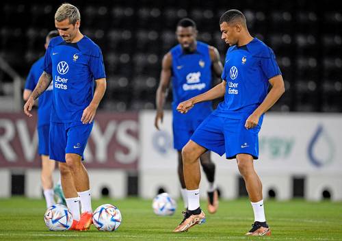 Antoine Griezmann y Kylian Mbappé durante el entrenamiento de cara a su partido de cuartos de final frente a los británicos.