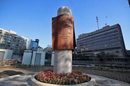 En presencia de la jefa de Gobierno capitalino, Claudia Sheinbaum; Pilar del Río, traductora y viuda del Nobel lusitano, y Paco Ignacio Taibo II se develó la plaza alusiva al acto que renombra el jardín público ubicado en Reforma y Circuito Interior.