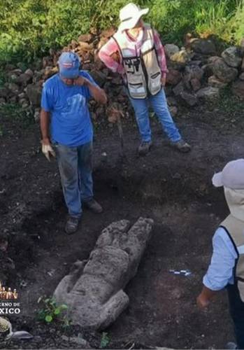 Momento del descubrimiento en la zona arqueológica de Oxkintok, en Yucatán, en una imagen que dio a conocer el INAH en la conferencia de ayer del presidente López Obrador
