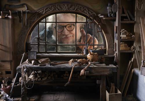 Imagen difundida por Netflix muestra al cineasta Guillermo del Toro en el set de la película.