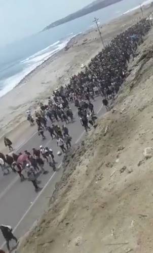 Un contingente de obreros de la minería partidarios de Castillo se dirige de Arequipa a Lima.