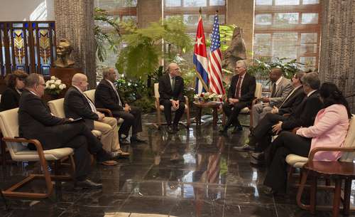 El presidente cubano, Miguel Díaz-Canel, informó que se reunió en La Habana (imagen) con un grupo de congresistas de la Cámara de Representantes de Estados Unidos. “Recibí a una delegación del Congreso de Estados Unidos encabezada por James McGovern. Abordamos nuestras diferencias y temas de interés común. Se ratificó la voluntad de mejorar las relaciones bilaterales y la necesidad de poner fin a las medidas que dañan a la población cubana”. escribió Díaz-Canel en Internet.