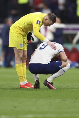 Jordan Pickford, arquero de la selección inglesa, consuela al capitán Harry Kane, al final del partido en el que perdieron 2-1 contra Francia.